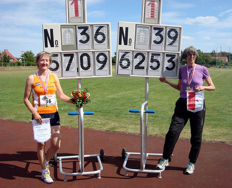 Dieter's photo of Anja and Weia with their world record hep marks.